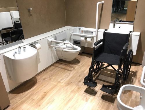 phòng tắm cho người khuyết tật xài xe lăn